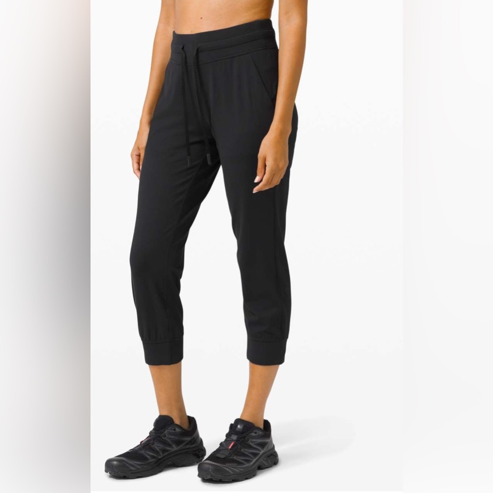 Lululemon Ready to Rulu Jogger Crop
Black Sz 2